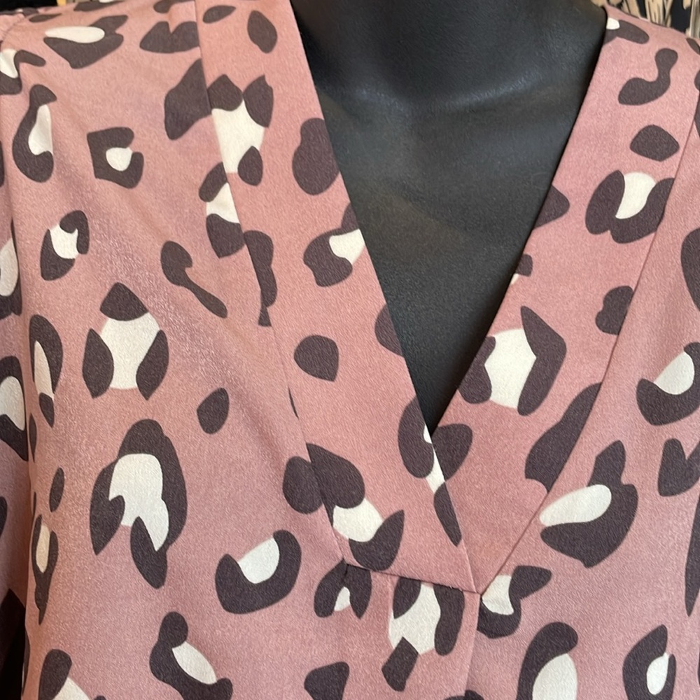 Jodifl NWT Leopard print V-neck Blouse with elasticized sleeves - Picture 2 of 3